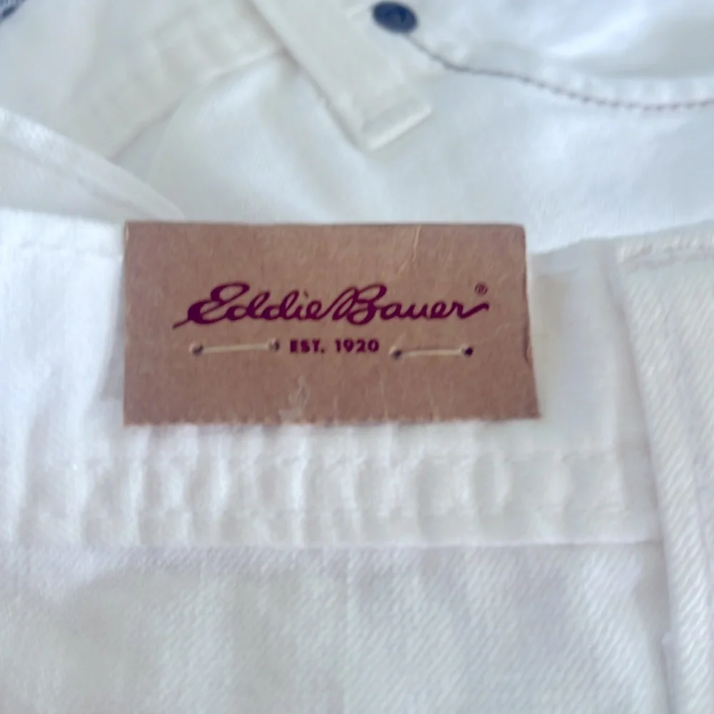NWT- Eddie Bauer women’s Relaxed White Jeans 👖